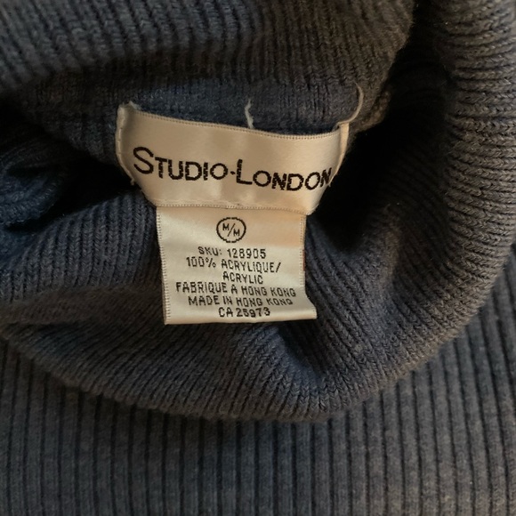 ⚡️SALE⚡️3/$20 Vintage Blue Turtle Neck Sweater - Picture 3 of 5